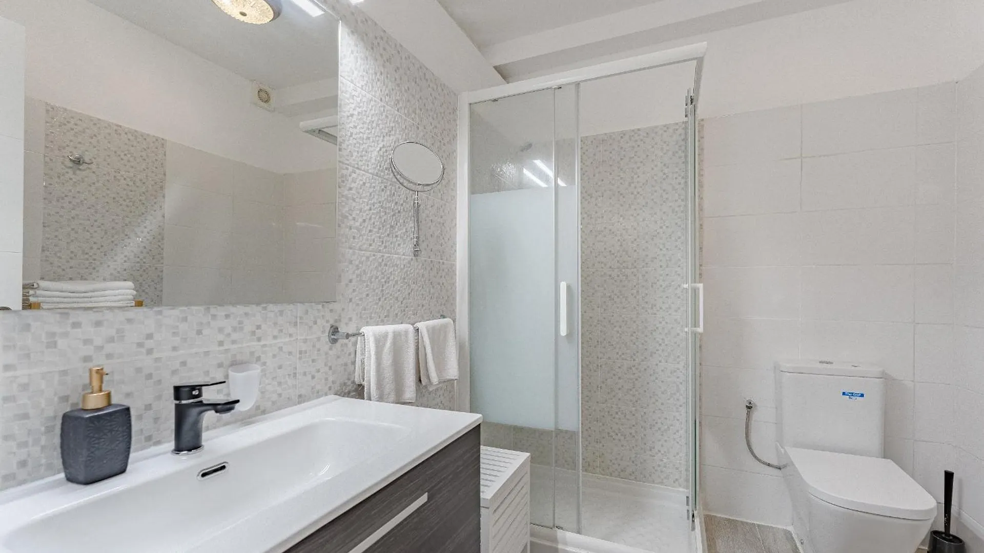 Primavera Tranquil Retreat 2-Bedroom Apartment With Balcony, Garden View & Fiber Wifi Arona  0*, Arona (Tenerife)