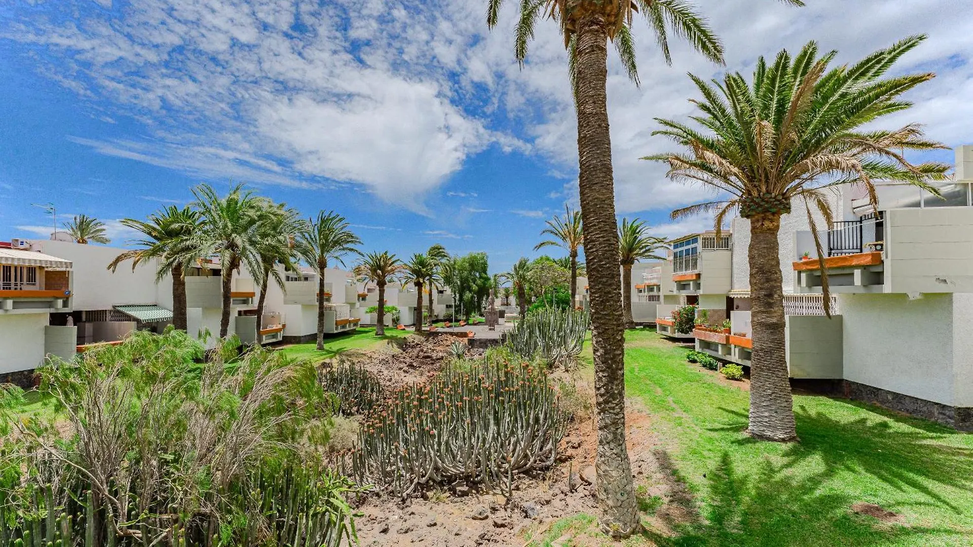 Primavera Tranquil Retreat 2-Bedroom Apartment With Balcony, Garden View & Fiber Wifi Arona  0*, Arona (Tenerife)